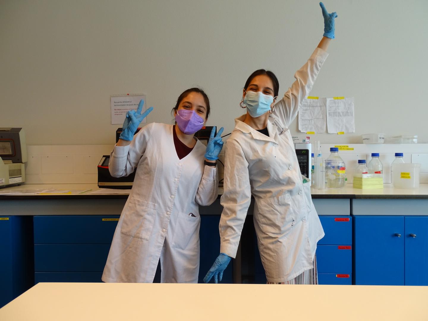 Valeria Muñoz y Anariky Negrete son egresadas del Magister en Ciencias de la Ingeniería, mención química, del DIQBM.