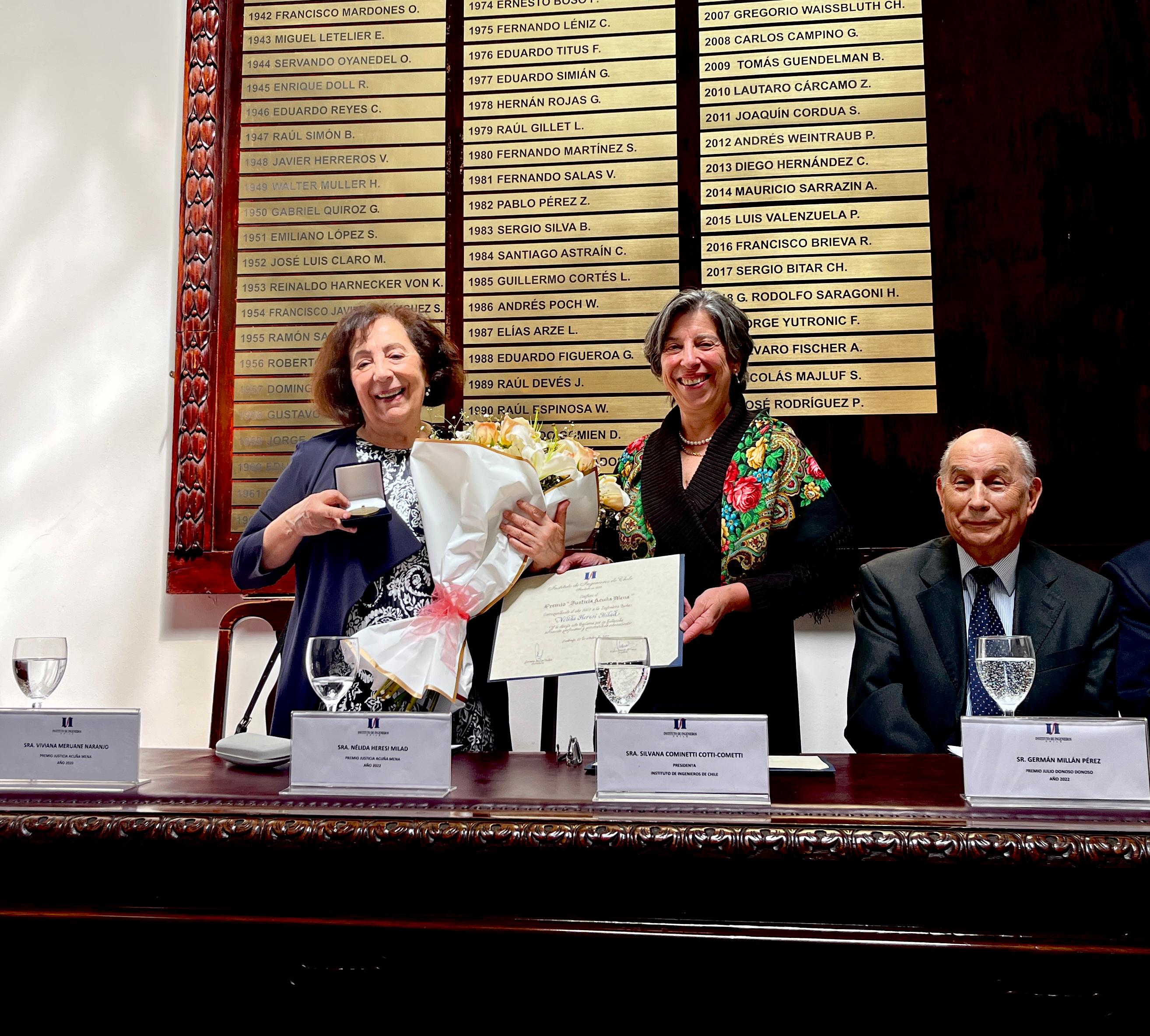 Nélida Heresi recibe Premio Justicia Acuña Mena de manos de Silvana Cominetti, presidenta del Instituto de Ingenieros de Chile.