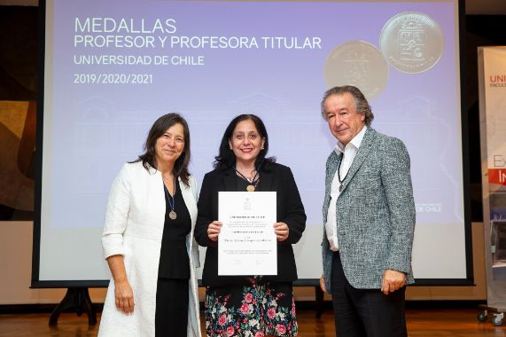 María Elena Lienqueo recibe medalla de profesora titular